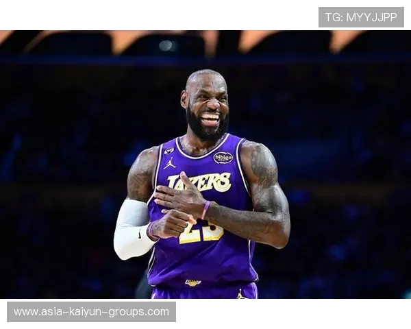 詹姆斯单场接连贡献暴扣展现不老竞技神话 詹姆斯单场接连贡献暴扣展现不老竞技神话